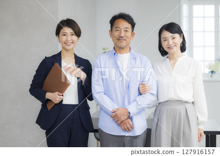 一對中年夫婦正在開會 127916157