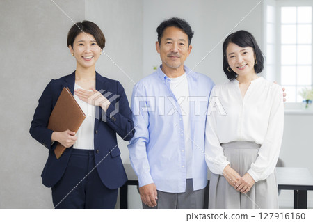 A middle-aged couple having a meeting 127916160