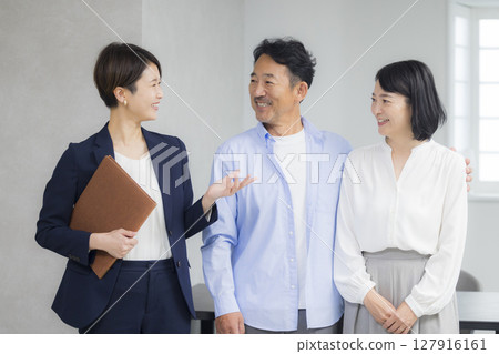 一對中年夫婦正在開會 一對中年夫婦正在開會 127916161