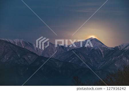 The moon sets over Jonen-dake, and the ridgeline shines [Photo taken from the Alps Park Observation Plaza] 127916242