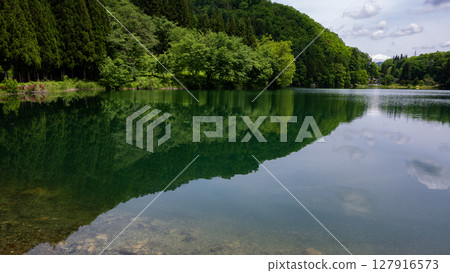 長野縣大町市中綱湖湖面倒映著新綠的森林 127916573