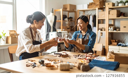 一位女士在手工課上製作配件 一位女士在手工課上製作配件 127916855