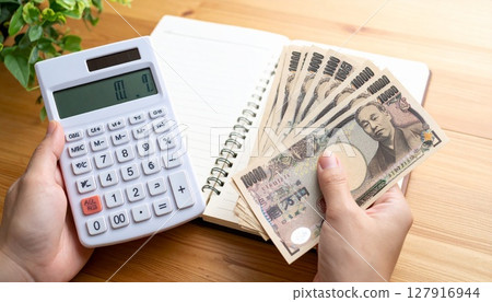 薪資圖片:鈔票、計算機和筆記本 薪資圖片:鈔票、計算機和筆記本 127916944