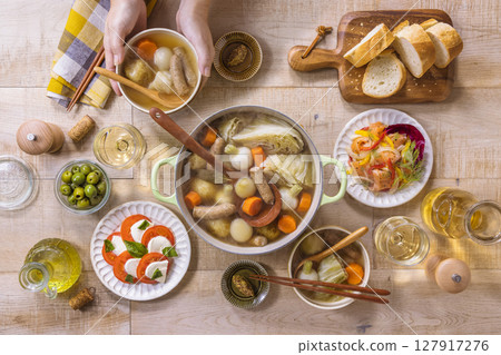 常見的餐桌場景 127917276