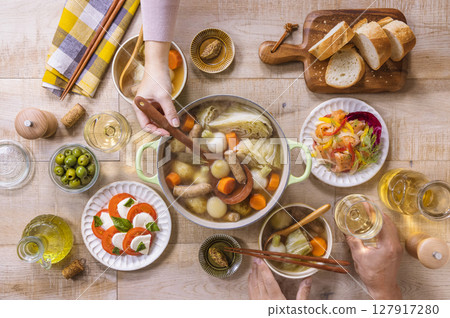 常見的餐桌場景 127917280