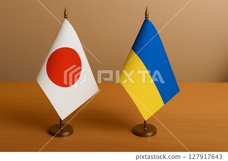 日本和烏克蘭國旗排列在桌上 127917643