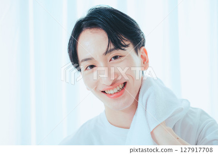 一位衣著整潔的 20 多歲男子正在洗臉並護理皮膚 一位衣著整潔的 20 多歲男子正在洗臉並護理皮膚 127917708