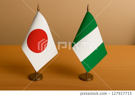 日本和奈及利亞國旗排列在桌子上 127917715