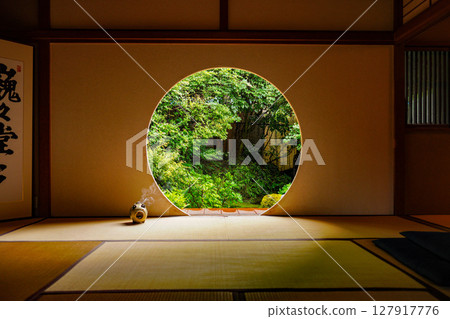 從圓形窗戶看到的花園 127917776