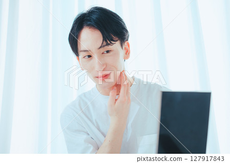 清爽的男士在鏡子前檢查自己的肌膚－男士護膚習慣 127917843