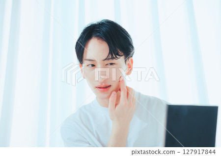 清爽的男士在鏡子前檢查自己的肌膚－男士護膚習慣 127917844