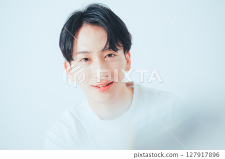 Natural and captivating - Natural portraits of men in their 20s 127917896