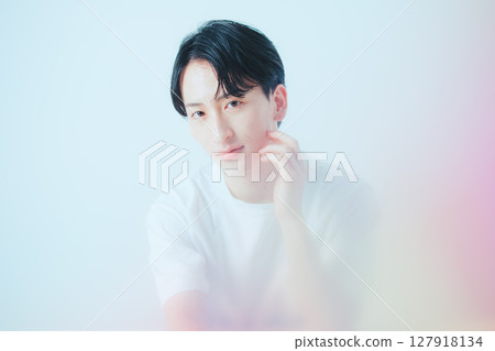 自然的微笑－20多歲男士的乾淨肖像 127918134