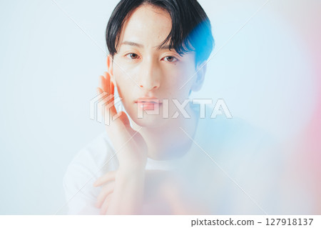 自然的微笑－20多歲男士的乾淨肖像 127918137