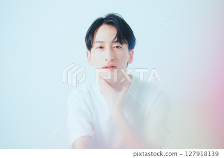 自然的微笑－20多歲男士的乾淨肖像 127918139
