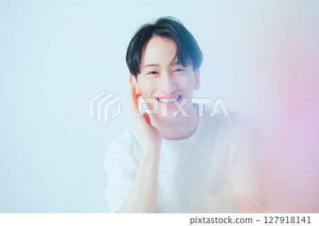 自然的微笑－20多歲男士的乾淨肖像 127918141