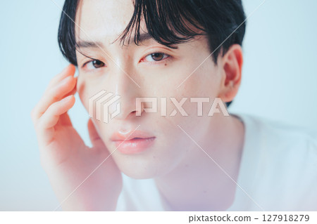 A pale and fleeting profile - A natural portrait with an air of ennui 127918279