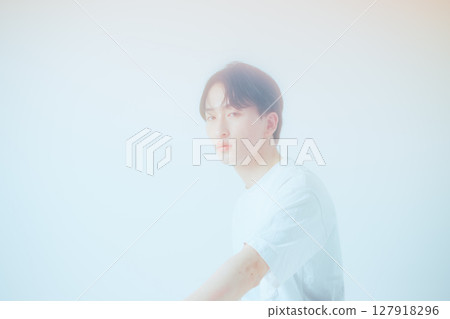 A pale and fleeting profile - A natural portrait with an air of ennui 127918296