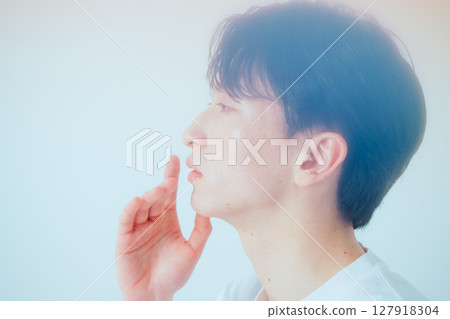 A pale and fleeting profile - A natural portrait with an air of ennui 127918304