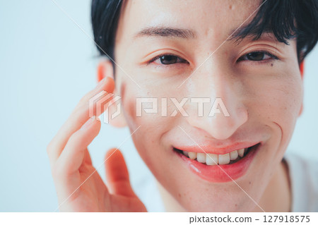 Men's eye care - natural and realistic beauty cuts 127918575