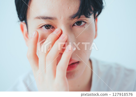 Men's eye care - natural and realistic beauty cuts 127918576