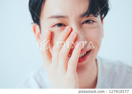 Men's eye care - natural and realistic beauty cuts 127918577