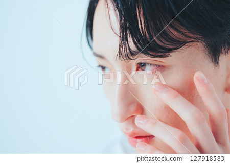 Men's eye care - natural and realistic beauty cuts 127918583