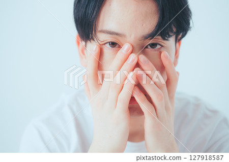 Men's eye care - natural and realistic beauty cuts 127918587