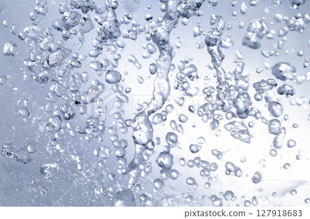 水濺在藍色背景上。 水濺在藍色背景上。 127918683