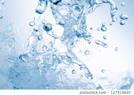 水濺在藍色背景上。 水濺在藍色背景上。 127918685