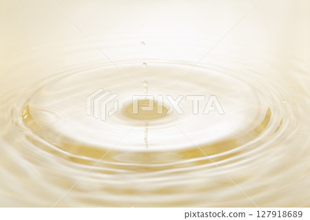 水滴落在水面上。 127918689