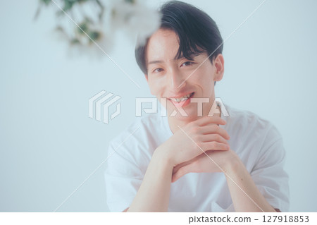 A gentle gaze and a hint of flowers - Men's natural portraits 127918853