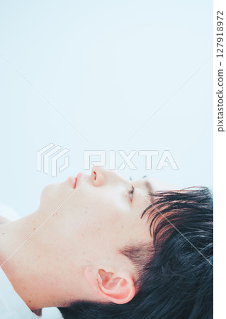 Profile Listening to Silence - Simple Beauty 127918972