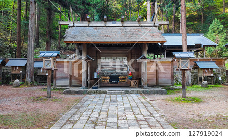 仁科神明神社：神門與拜殿 127919024