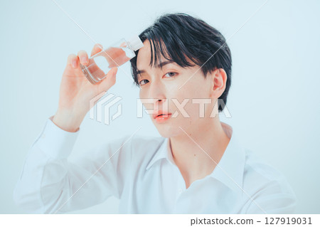 Wearing skin care — Korean-style men's cosmetics images 127919031