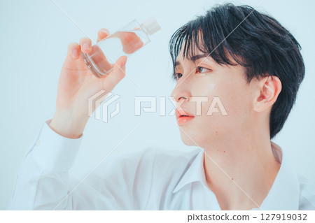 Wearing skin care — Korean-style men's cosmetics images Wearing skin care — Korean-style men's cosmetics images 127919032