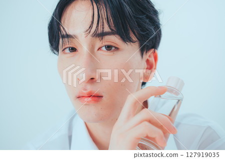 配戴保養品－韓式男士化妝品形象 127919035