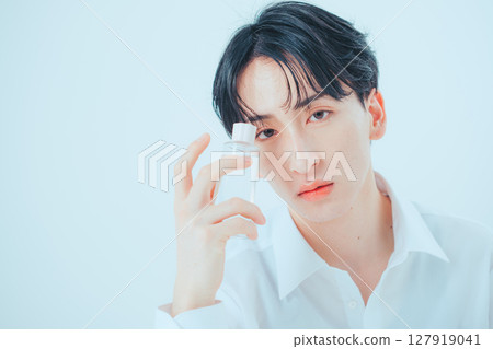 Wearing skin care — Korean-style men's cosmetics images 127919041