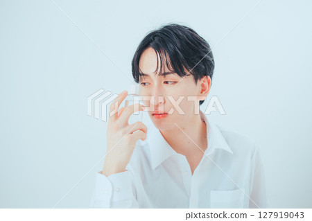 配戴保養品－韓式男士化妝品形象 127919043