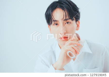 Wearing skin care — Korean-style men's cosmetics images Wearing skin care — Korean-style men's cosmetics images 127919045