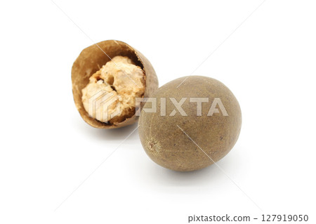 整個羅漢果和裡面的乾果，排列在白色背景上 127919050
