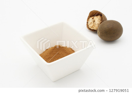 羅漢果萃取物粉末和羅漢果排列在白色背景上 127919051