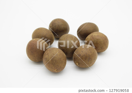 白色背景上隨意排列的幾種羅漢果 白色背景上隨意排列的幾種羅漢果 127919058
