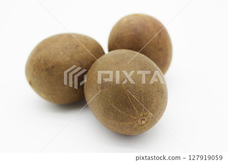 白色背景上排列的三顆羅漢果 白色背景上排列的三顆羅漢果 127919059