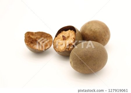 三個羅漢果,其內容物被分開,排列在白色背景上 三個羅漢果,其內容物被分開,排列在白色背景上 127919061