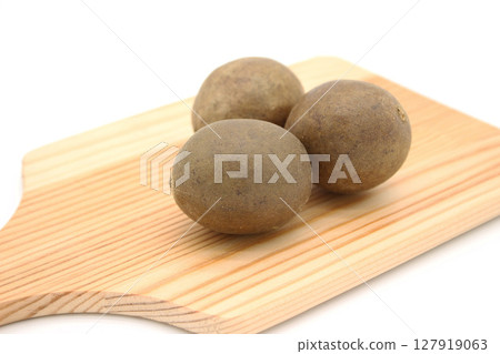 三個羅漢果擺放在砧板上 三個羅漢果擺放在砧板上 127919063