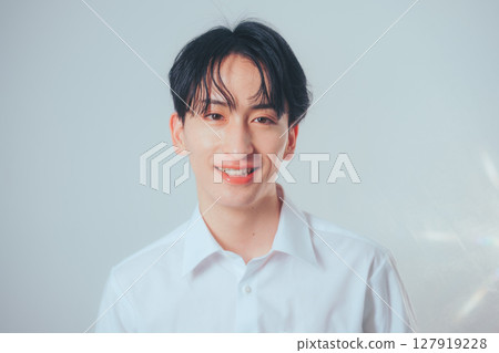 Korean-style men's portraits illuminated with cross filters 127919228