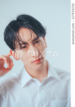 韓式男士肖像照，採用十字濾鏡照明 127919230