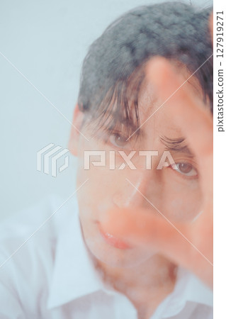 透過磨砂玻璃的倦怠韓式美女肖像 127919271