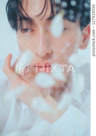 韓國美女倦怠感十足，以水滴和花瓣裝飾 127919350